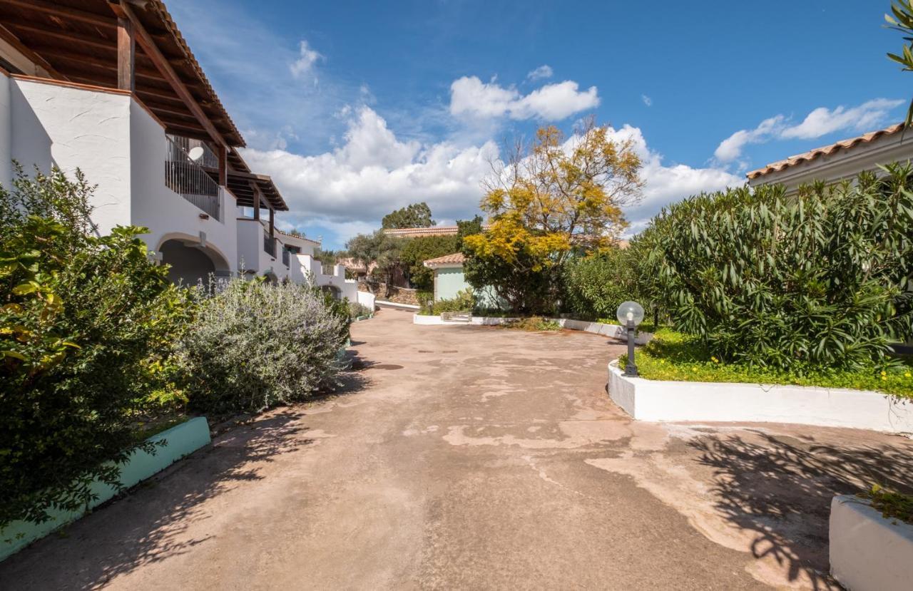 Oleandri Rossi Villa Tanaunella Exterior foto
